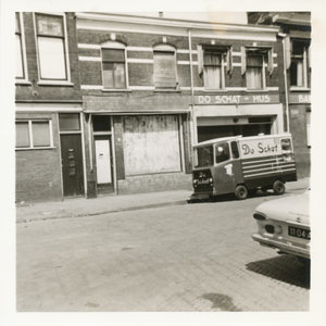 860144 Gezicht op de voorgevel van de Do Schat - Hus Bakkerij (Waterstraat 69) in Wijk C te Utrecht. Voor de winkel een ...